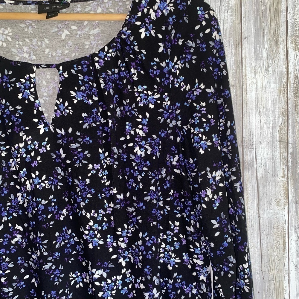 J. Jill Wearever Keyhole Black Frosted Floral Tunic - Picture 7 of 7